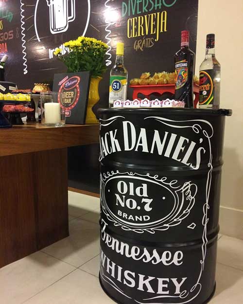 mesa drinks barril Um barril temático pode servir para abrigar alguns drinks