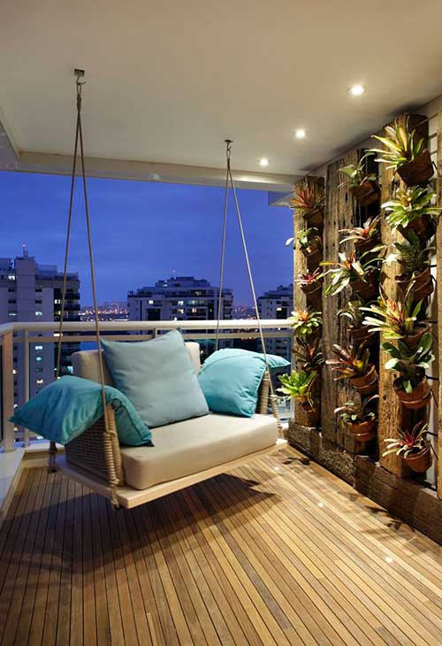 sacada moderna com piso de madeira