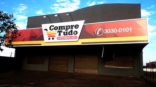 fachada de lona em loja com marquise