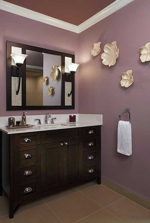 banheiro lilas objetos parede foto de banheiro feminino em cores escuras com decoraçao na parede