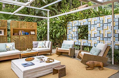 imagem de area externa com muro verde e painel de azulejos