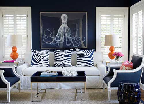 sala azul marinho detalhes laranja sala de estar azul com abajur laranja