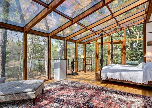 essa suíte rústica e luxuosa desenvolvida por arquiteto famoso tem paredes e teto em vidro e madeira