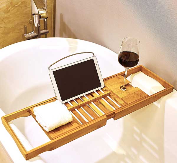 tablet e taça de vinho para uma leitura relaxante