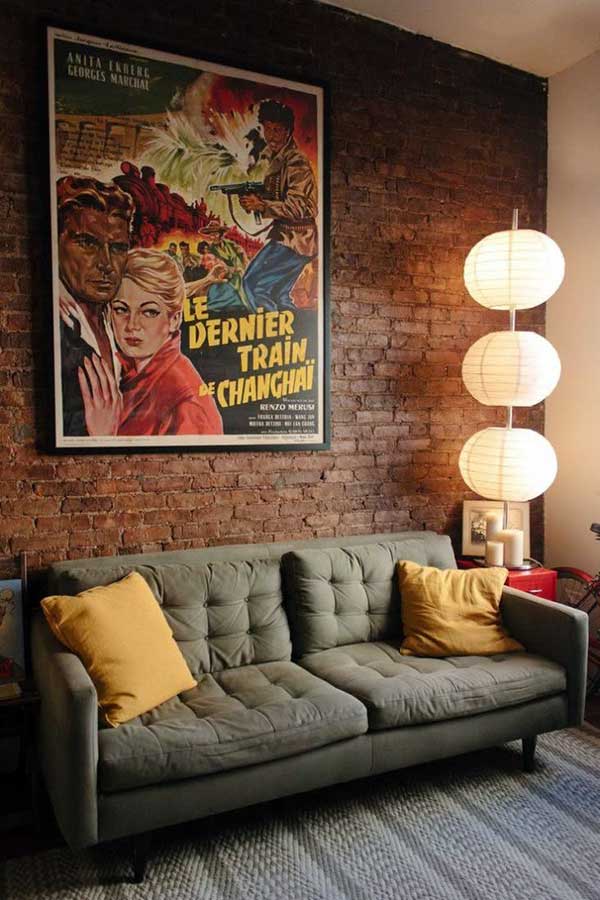 parede tijolos poster retro o conjunto da parede em tijolos com o poster antigo é o par perfeito pra uma decoração retro