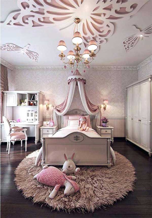 quarto feminino de princesa com arandela e candelabro combinando