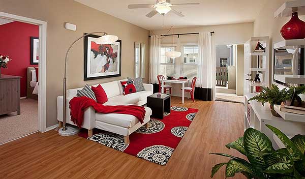 sala bege detalhes vermelhos nesta sala de estar, para evitar muita neutralidade graças ao predomínio de tons terrosos, usou-se vermelho na manta, almofadas e tapete