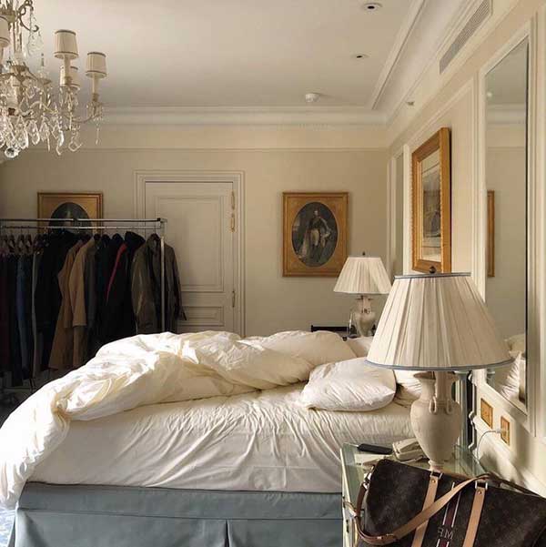 quarto luxo retro chic para uma decoração chic, use elementos clássicos, tais quais candelabros, abajures de cúpula e um estilo minimalista