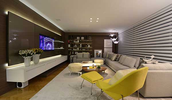 rack grande led atras um modelo bem grande, com luzes LED por trás de um extenso painel brilhante