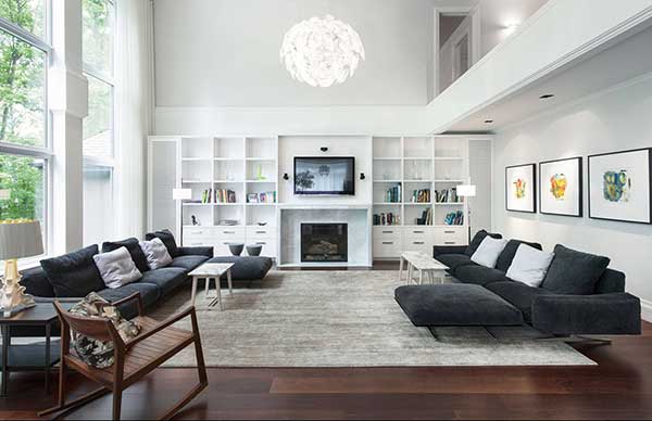 rack grande varios nichos nesta sala, por outro lado, o rack foi planejado para trazer vários nichos, deixando o ambiente bem elegante