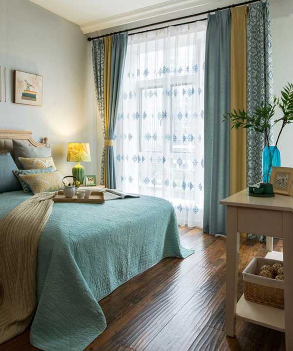 a mesma ideia é verificada nesse quarto, onde os tons esverdeados e amarelados aparecem na cama, por exemplo