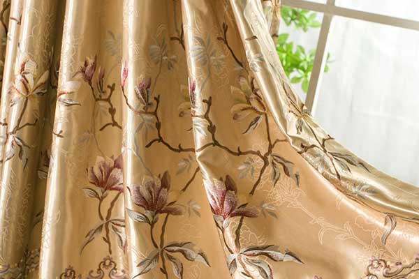 cortina floral seda dourada cortina floral de seda - repare como o brilho do tecido dá elegância à cortina