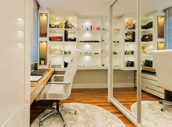 quarto livre virou closet e home office para quem tem um quarto livre e pequeno, criar um home office e closet no mesmo espaço pode ser a realização de duas necessidades que antes pareciam incompatíveis