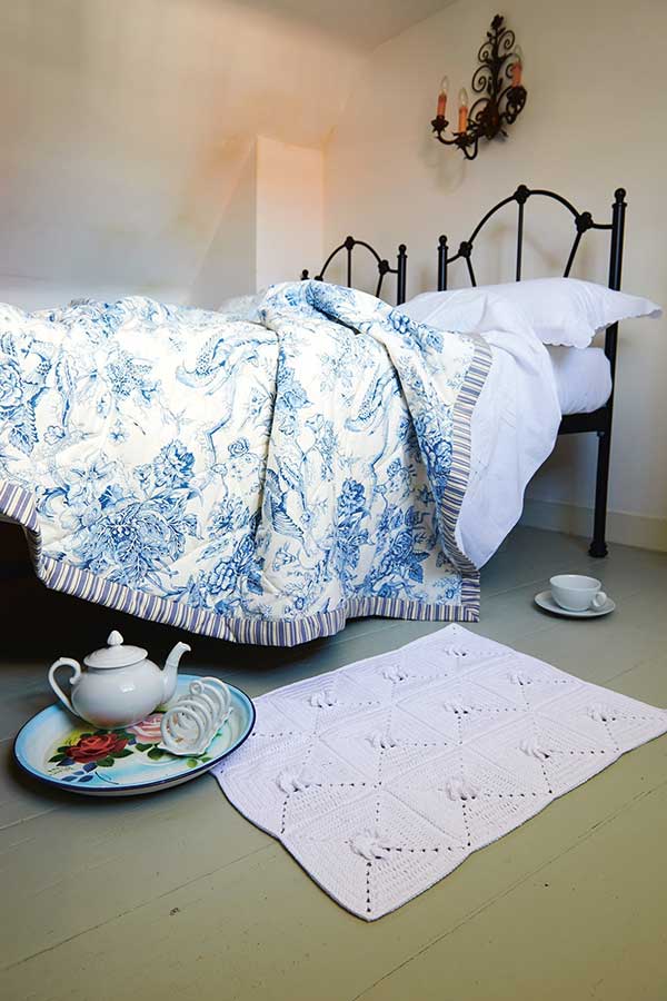 quarto croche branco simples Quarto clean com tapete quadrado de crochê branco bem econômico