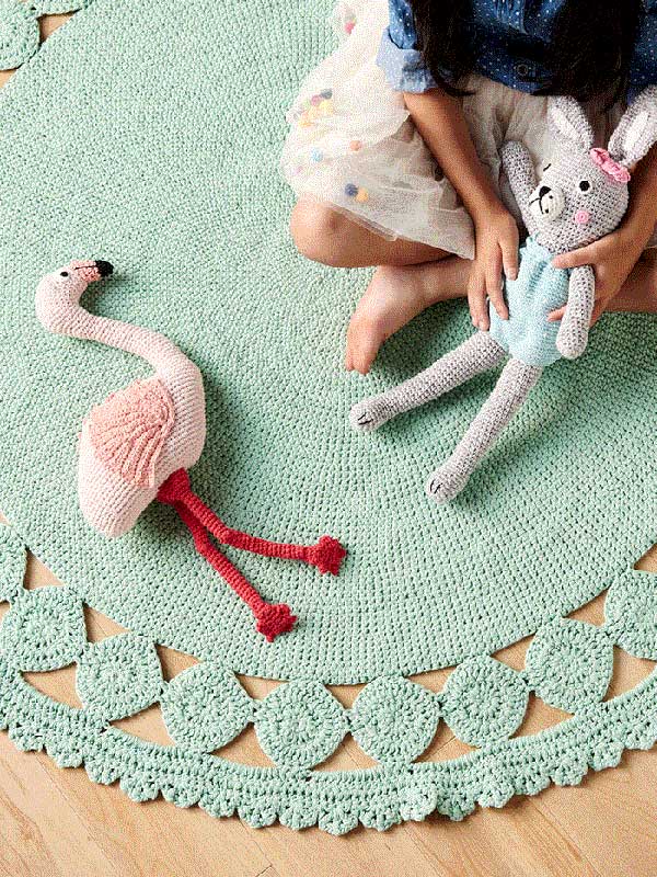 tapete brinquedos crochet Tapete arredondado e verde e alguns outros brinquedos revelam a diversidade do crochet