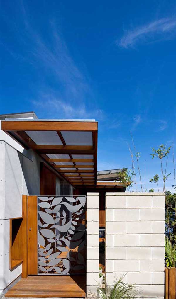 muro pequeno simples blocos Essa casa conta com design diferenciado, apresentando um muro baixo em madeira e outro pequeno em alvenaria que, talvez, abrigue uma ducha logo atrás. Não podemos deixar de destacar a bonita porta