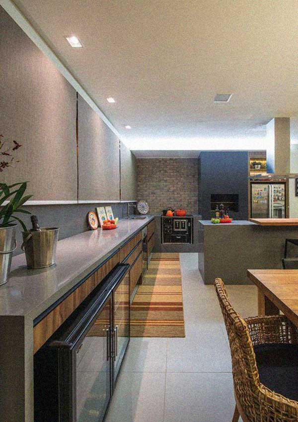cozinha interna churrasqueira planejada Cozinha conjugada com a sala contando também com uma churrasqueira