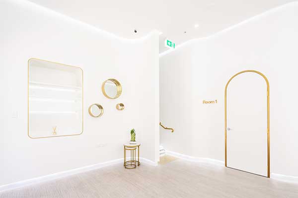branco e dourado Decoração de centro estético com branco e dourado.