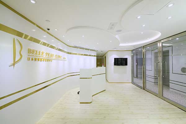 centro de estetica grande Ideias para decorar a recepção com branco e dourado.