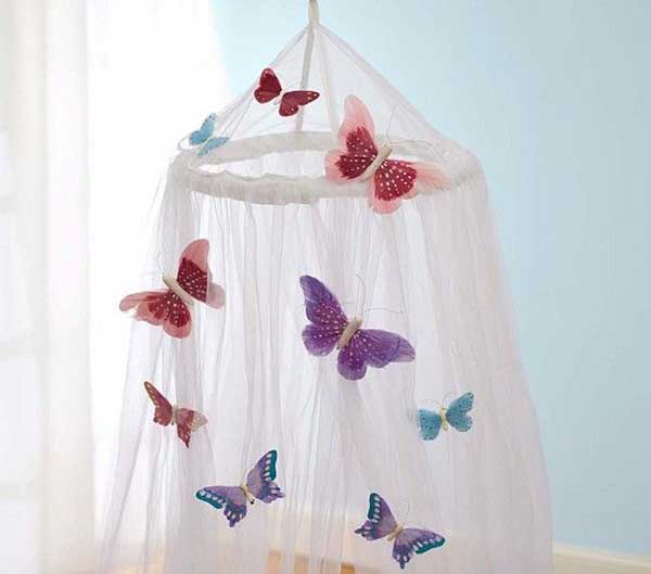 para quartos infantis Branco com borboletas coloridas.