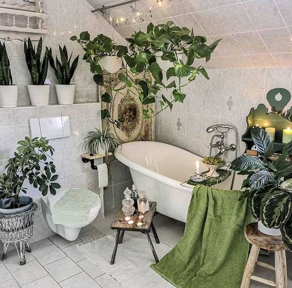 banheiro grande decorado Plantas compactas para um ambiente rústico.