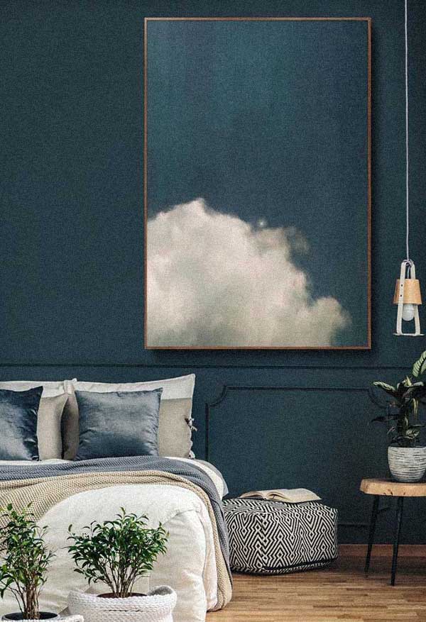 da cor da parede O quadro do céu com nuvens parece fazer parte da parede, ou é a parede que faz parte do quadro?