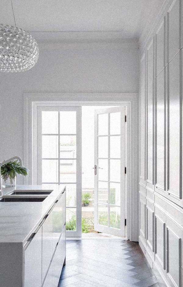Portas de armário da cozinha com boiserie de madeira