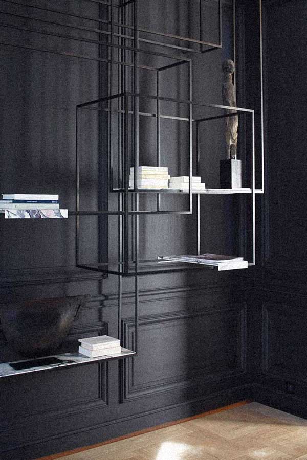Uma boiserie preta de madeira fica elegante e remete ao estilo vintage clássico