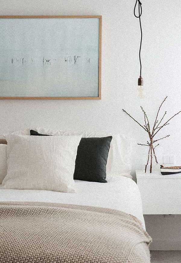 foto neutra quarto neutro Um quadro minimalista acima da cama compatibiliza-se com a proposta da decoração do quarto