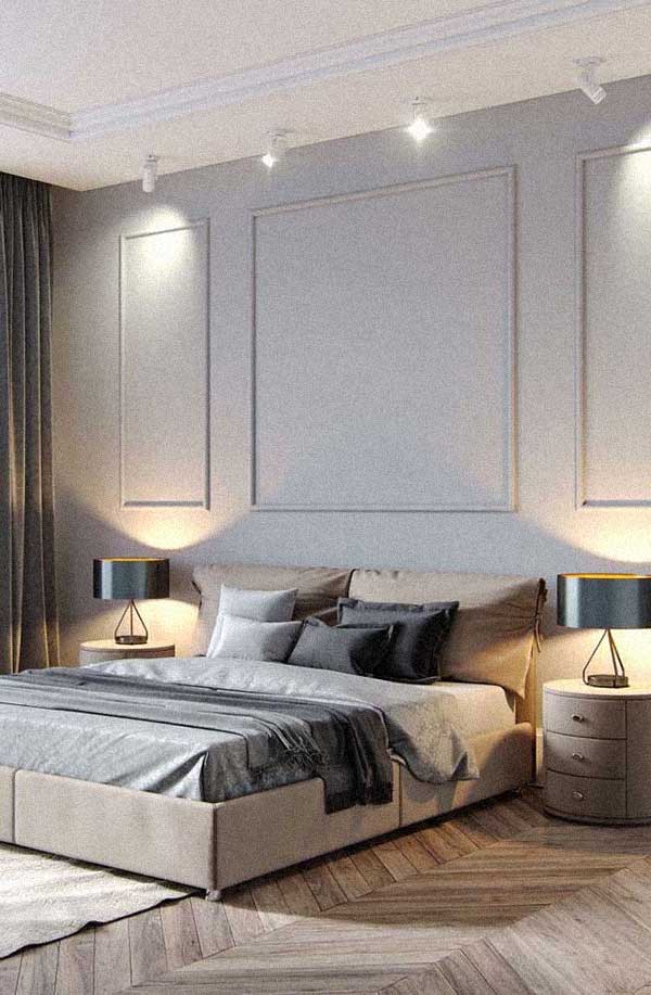 Quadrada e retangular no quarto, destacada pelas spotlights