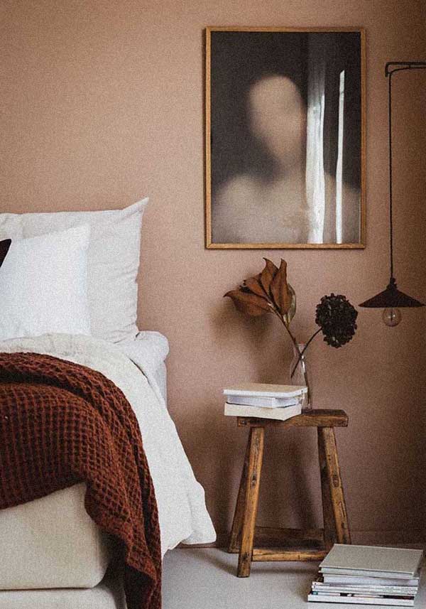 neutro combinando O quadro borrado realça o tom de mistério dessa decoração