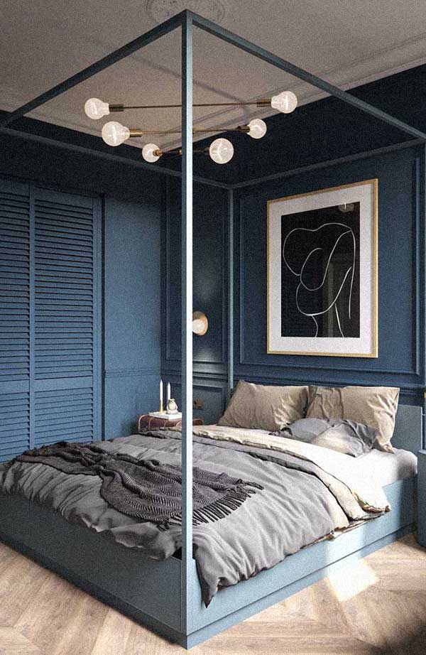 O quadro branco e preto fica destacado na moldura azul da boiserie de madeira