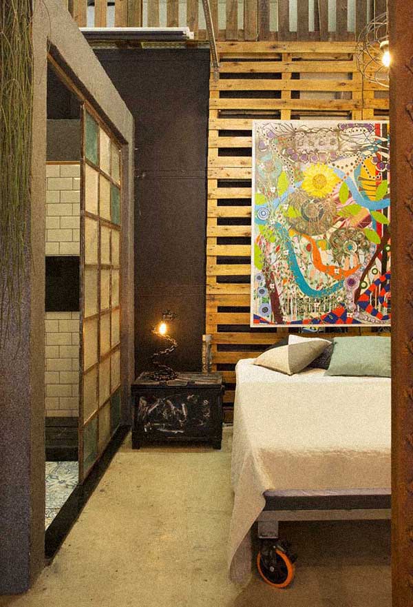 quadro colorido da cor Com estilo industrial e arrojado, um quadro colorido dá vida e cor a esse quarto
