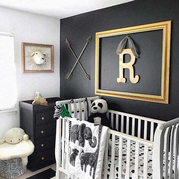 quadro inicial nome No quarto de menino, uma moldura trazendo a inicial de seu nome fica bem elegante