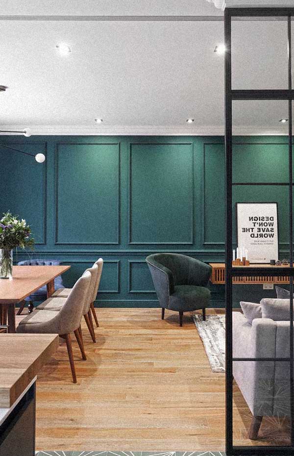 Boiserie verde retangular e quadrada de madeira na sala de estar com piso bege e teto branco