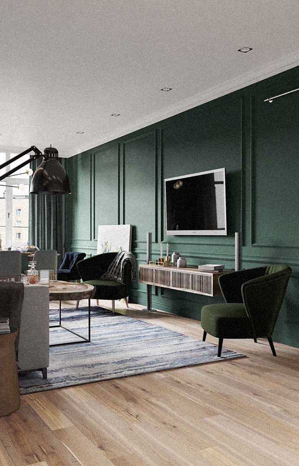 Boiserie verde retangular e quadrada de madeira na sala de estar com piso bege e teto branco