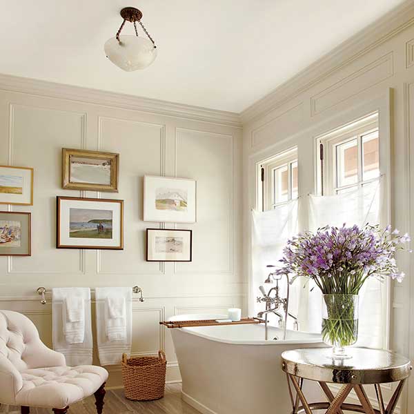 Decoração estilo clássica com quadros de diferentes molduras.