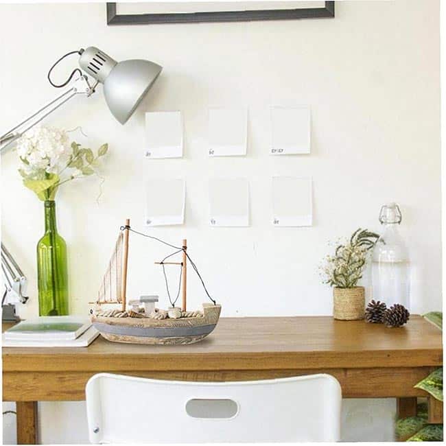 Prateleiras de madeira com barcos para decoração de um quarto masculino.