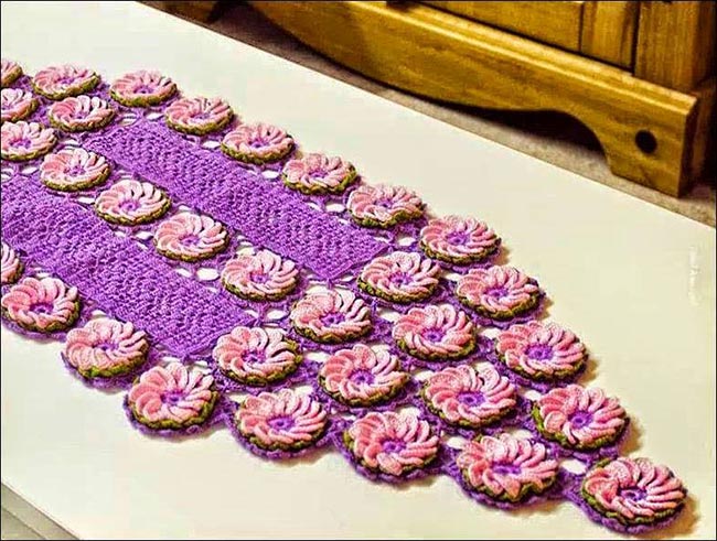 Caminho de Mesa Com flores 2 Modelo roxo florido.