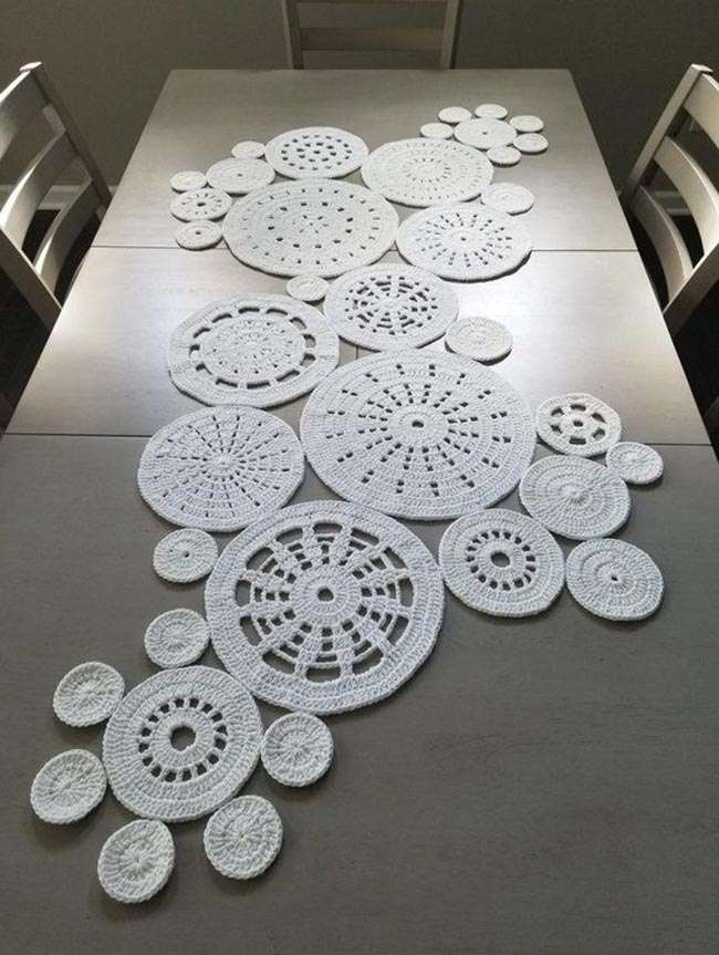 Caminhos de mesa redondos Modelo branco e redondo simples para mesas grandes.