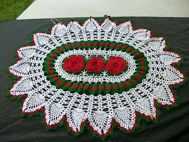Com rosas 3 Caminho de mesa pequeno em crochê.