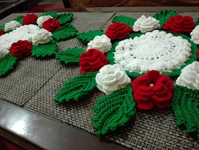 Com rosas 4 Caminho de mesa em formato de flores.