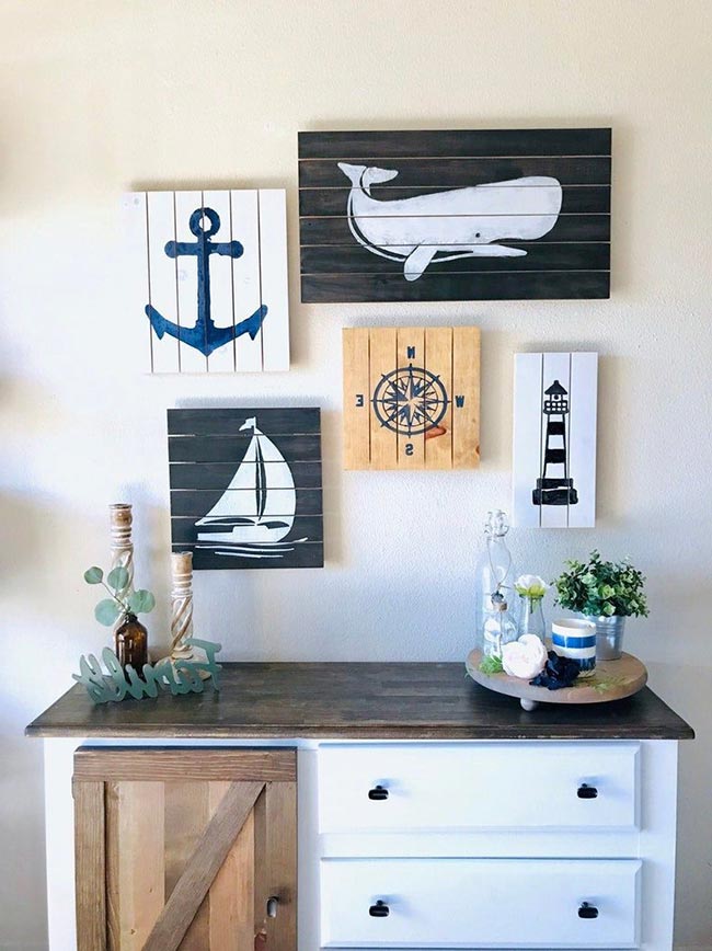 Inspiração com quadros de temas marinhos.