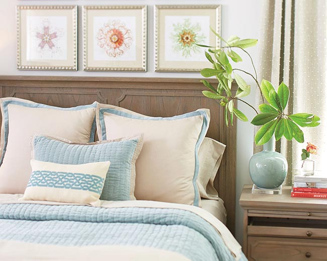almofadas coloridas na cama Decoração harmônica com tons bebês.