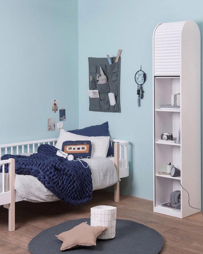 Quarto infantil com tons leves.