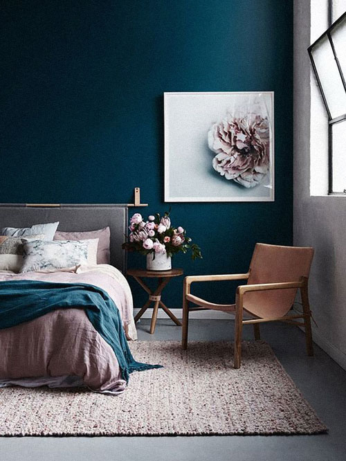 azul escuro luxo 2 Parede azul escuro é, também, bastante versátil, cabendo em salas e quartos, por exemplo