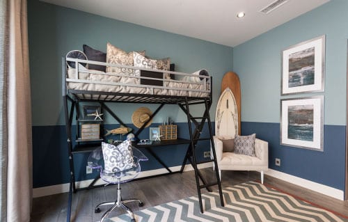 cama suspensa Com cama suspensa e decoração de surfista