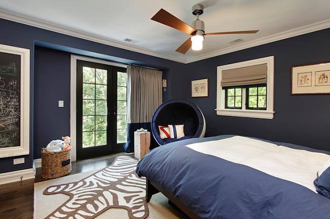 Quarto infantil com azul escuro.