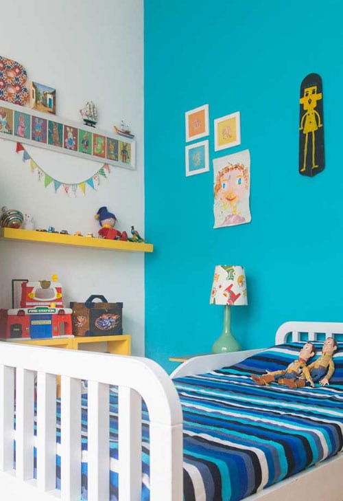 decoracao faz de conta parede colorida A parede azul clara destaca a decoração faz de conta da parede