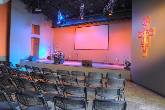 Inspiração para culto de jovens com palco.